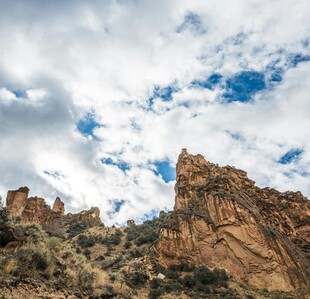 壮丽山景与蓝天白云