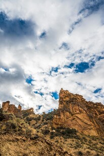 壮丽山景与蓝天白云