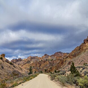 山间土路 壮丽自然景观