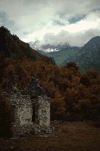 山间秋景中的古老石建筑