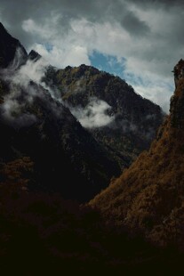 云雾缭绕的壮丽山峦