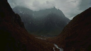 云雾缭绕的山谷景观