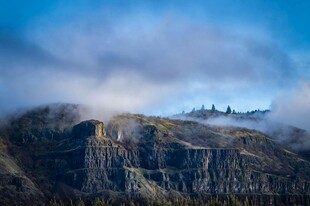 云雾缭绕的壮丽山景