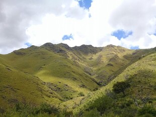 翠绿山峦与蓝天白云美景