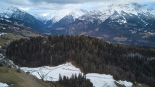 雪山环绕的山间美景