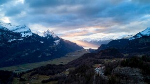 山间壮丽日出美景