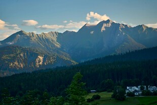山间美景 远处山峦与村落