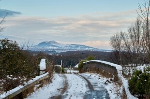 冬日雪中小径与远山美景