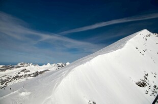 巍峨雪山壮丽景致