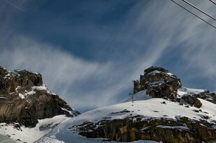 雪山之巅壮丽景致