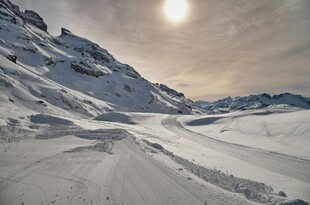 雪山公路上的壮丽冬日景象