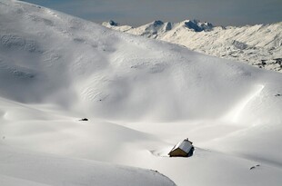 雪山中的孤独车辆