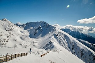 雪山美景 阳光照耀的壮丽风光