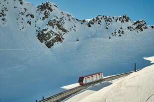雪山旁的铁路景观