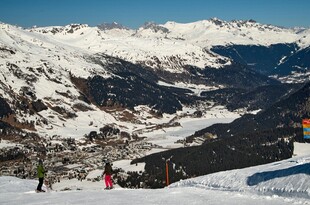 雪山滑雪胜地壮丽景观