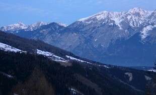 雪山连绵的壮阔山间景色