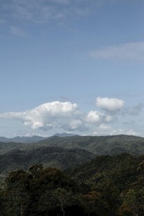 山峦云海间的自然美景