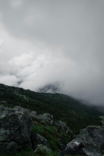 云雾缭绕的山间景致