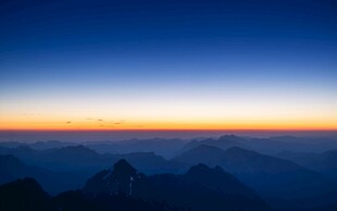 壮丽山巅日出美景