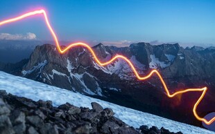山间光绘夜景 绚丽线条