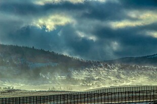 山间风云变幻的壮丽景色