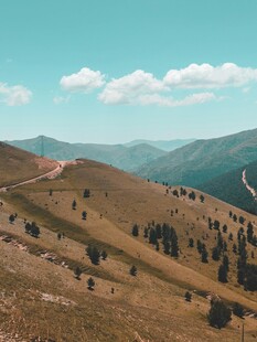 山间美景 广袤丘陵与蓝天