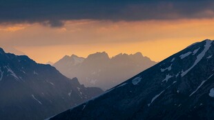 壮丽山景的黄昏时刻