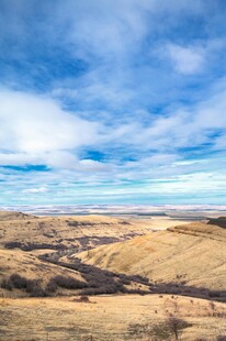 广袤旷野上的蓝天白云