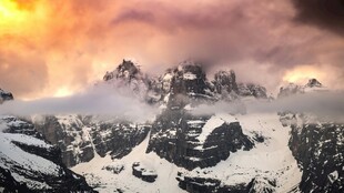 壮丽雪山日出美景