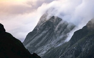 云雾缭绕的壮丽山峰