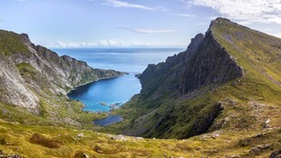 壮美山间湖泊自然风光