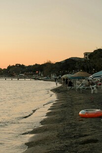 黄昏下宁静的海滨沙滩