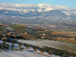 冬日山峦雪景田园风光