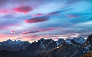 壮丽山巅的梦幻晚霞