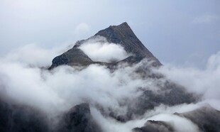 云雾缭绕的巍峨山峰