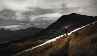 山间夜行者的孤独之旅