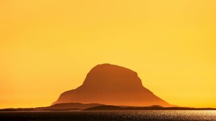 夕阳下的孤山剪影