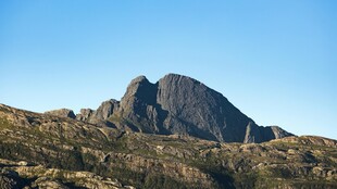 巍峨孤峰屹立荒野