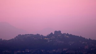 粉紫色天空下的城市剪影