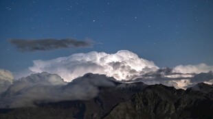 夜空下的壮丽山峦与云团