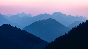 黄昏下的连绵山峦