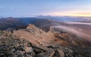 山顶云海日出壮丽景观