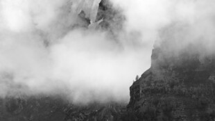 云雾缭绕的巍峨山峰