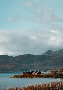 湖畔山峦间的宁静景致