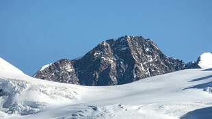 雪山巍峨壮丽景观