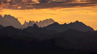 日落时分的壮丽山峦