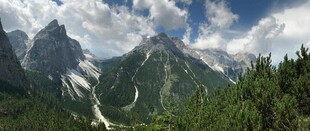 壮丽山景 云雾缭绕的峰峦