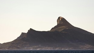 孤峰耸立的壮丽自然景观