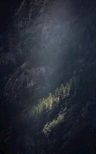 神秘深邃的黑暗洞穴景观