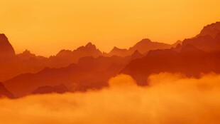 金色山峦间的云海奇观